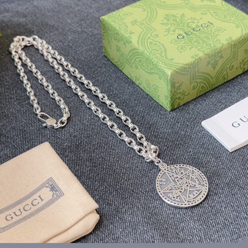 G*u*i necklaces